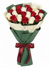 Букет Микс из красных и белых роз в Тугулыме