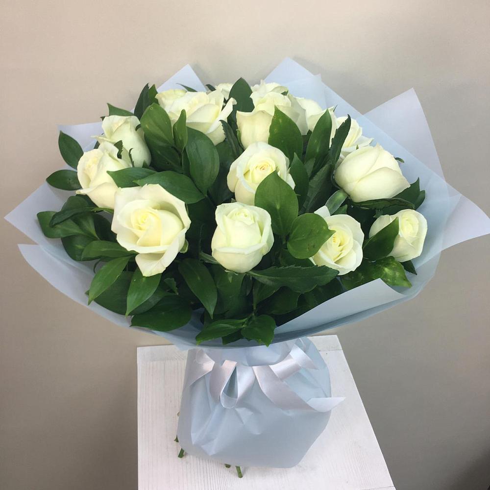 Букет 15 Белых роз Проуд в Тугулыме