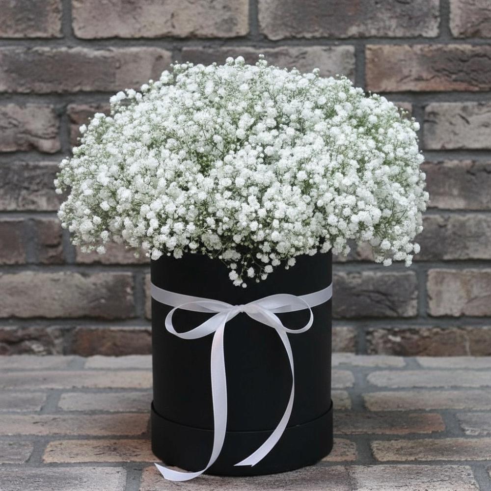 Цветочная композиция из Гипсофила в шляпной коробке в Тугулыме