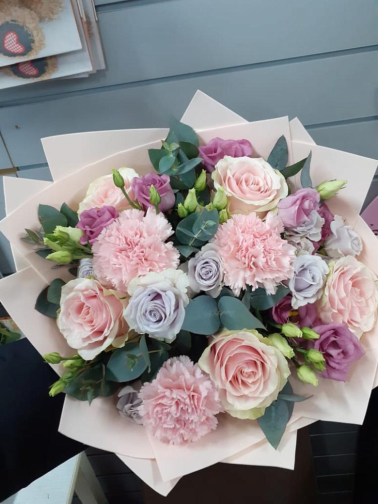 Букет цветов из: Розы, Гвоздики и Лизиантусы в Тугулыме